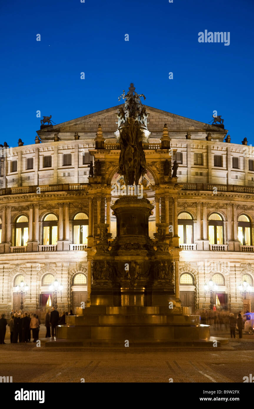 Dresden Sachsen Deutschland Dresden Allemagne place du théâtre et opéra Semper au crépuscule Banque D'Images