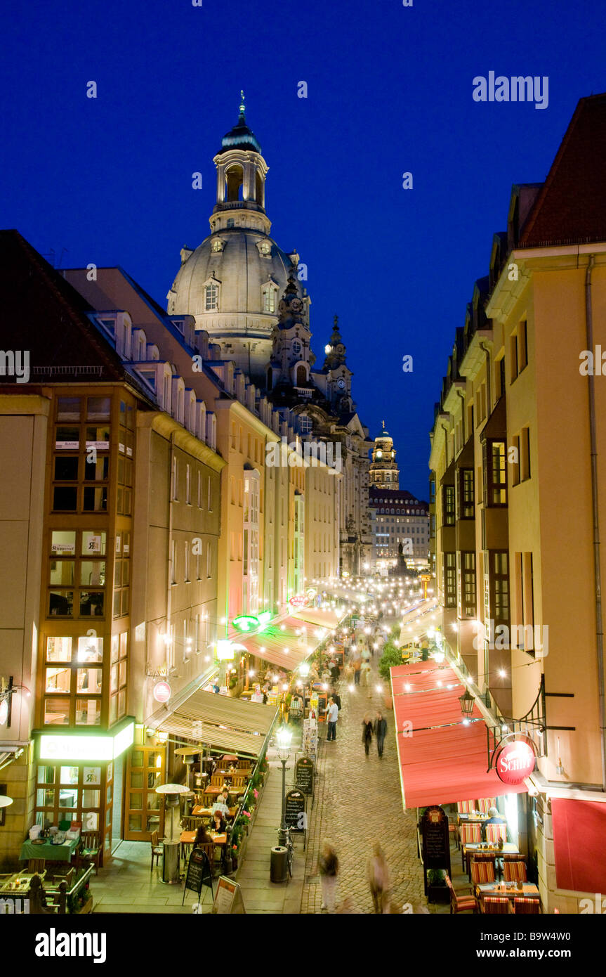 Dresde Allemagne Münzgasse avec l'église de Notre Dame de nuit Banque D'Images