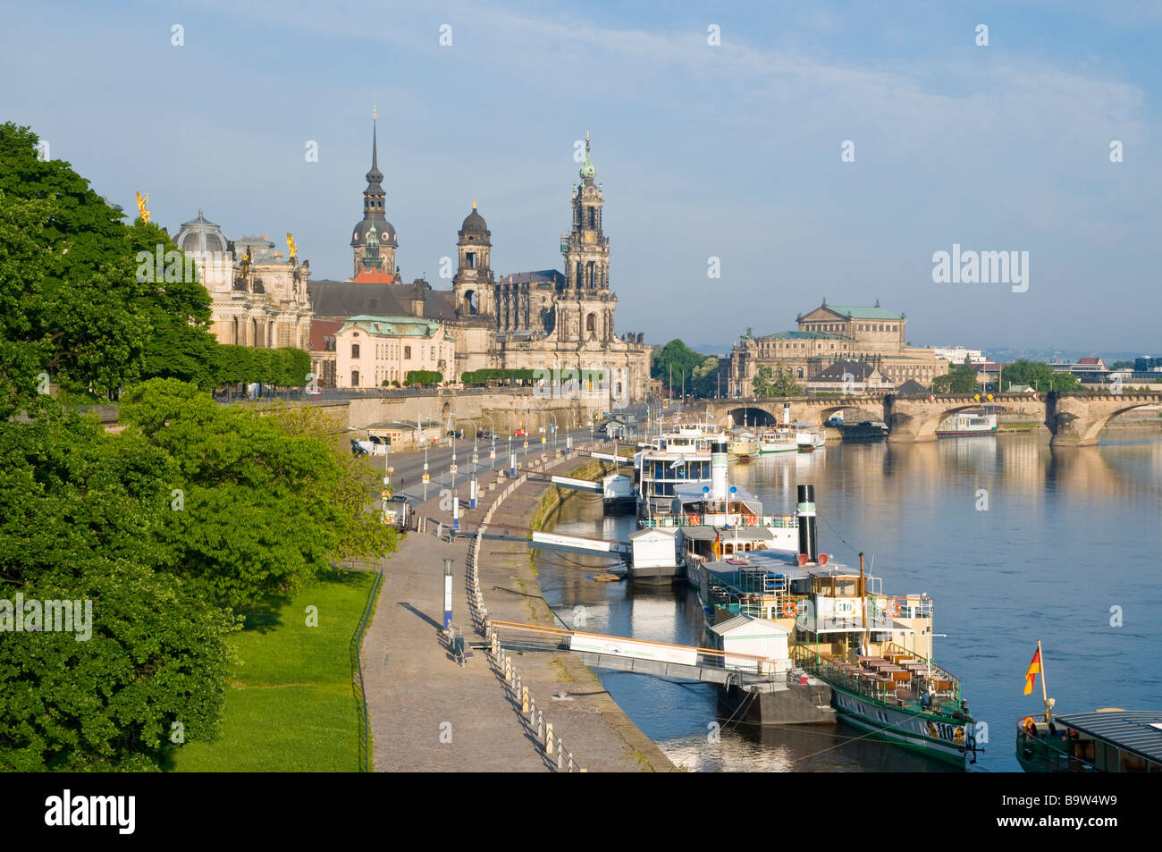 Blick über die Elbe auf barocke historische Altstadt Kulisse Brühlsche Terrasse Schaufelraddampfer Dresden Sachsen Deutschland Banque D'Images