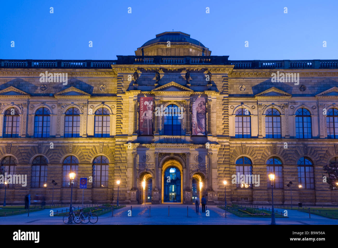 Dresde Allemagne Place du théâtre et de la galerie Semper au crépuscule Banque D'Images