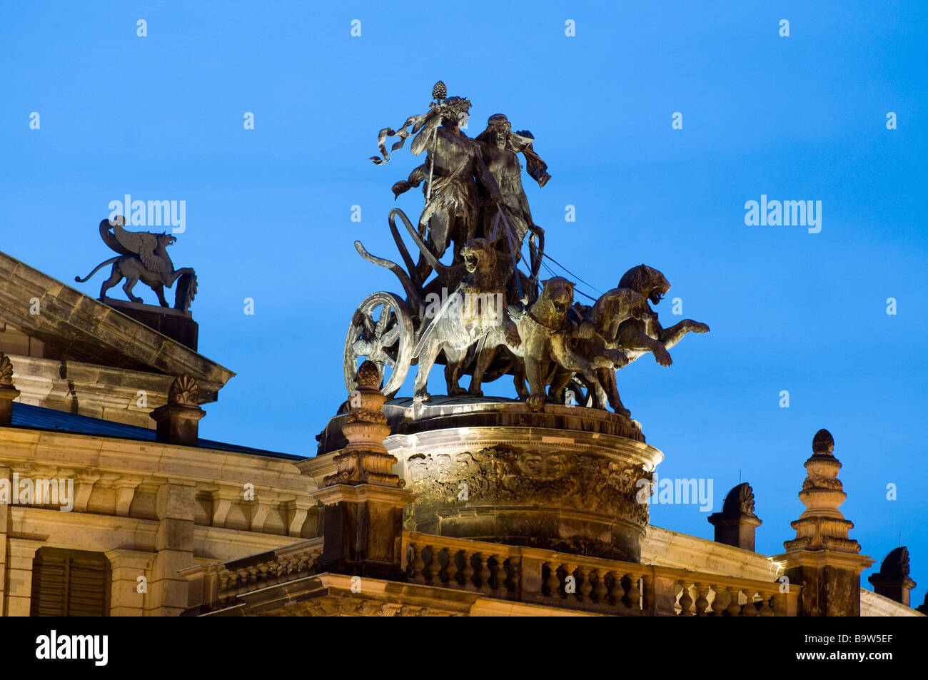 Dresde Allemagne quadriga sur l'Opéra Semper au crépuscule Banque D'Images