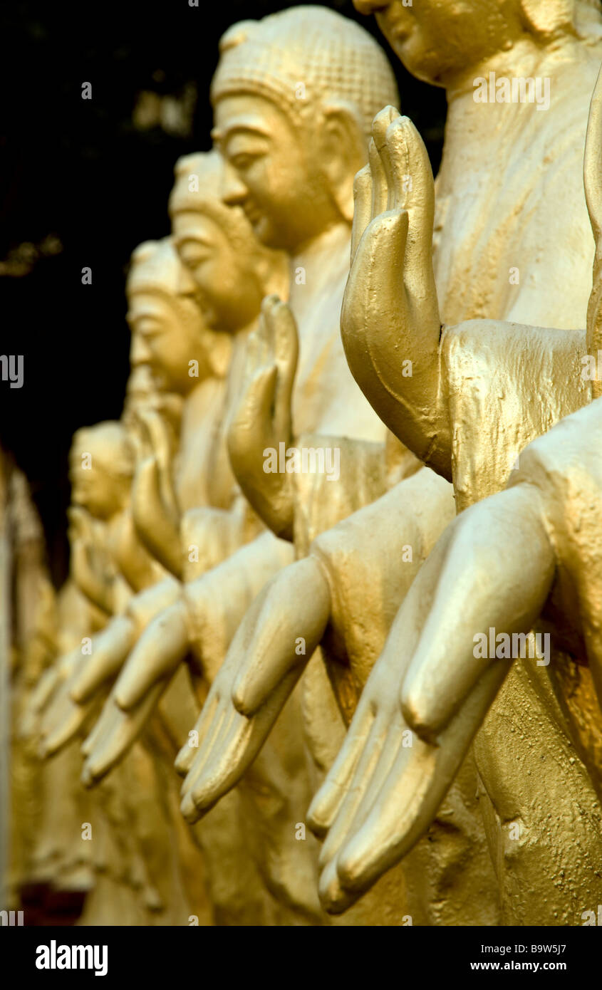 Rangée de mains de Bouddhas scintillant dans le soleil d'or derrière la lumière de montagne de Bouddha' Fokuangshan à Taiwan Banque D'Images