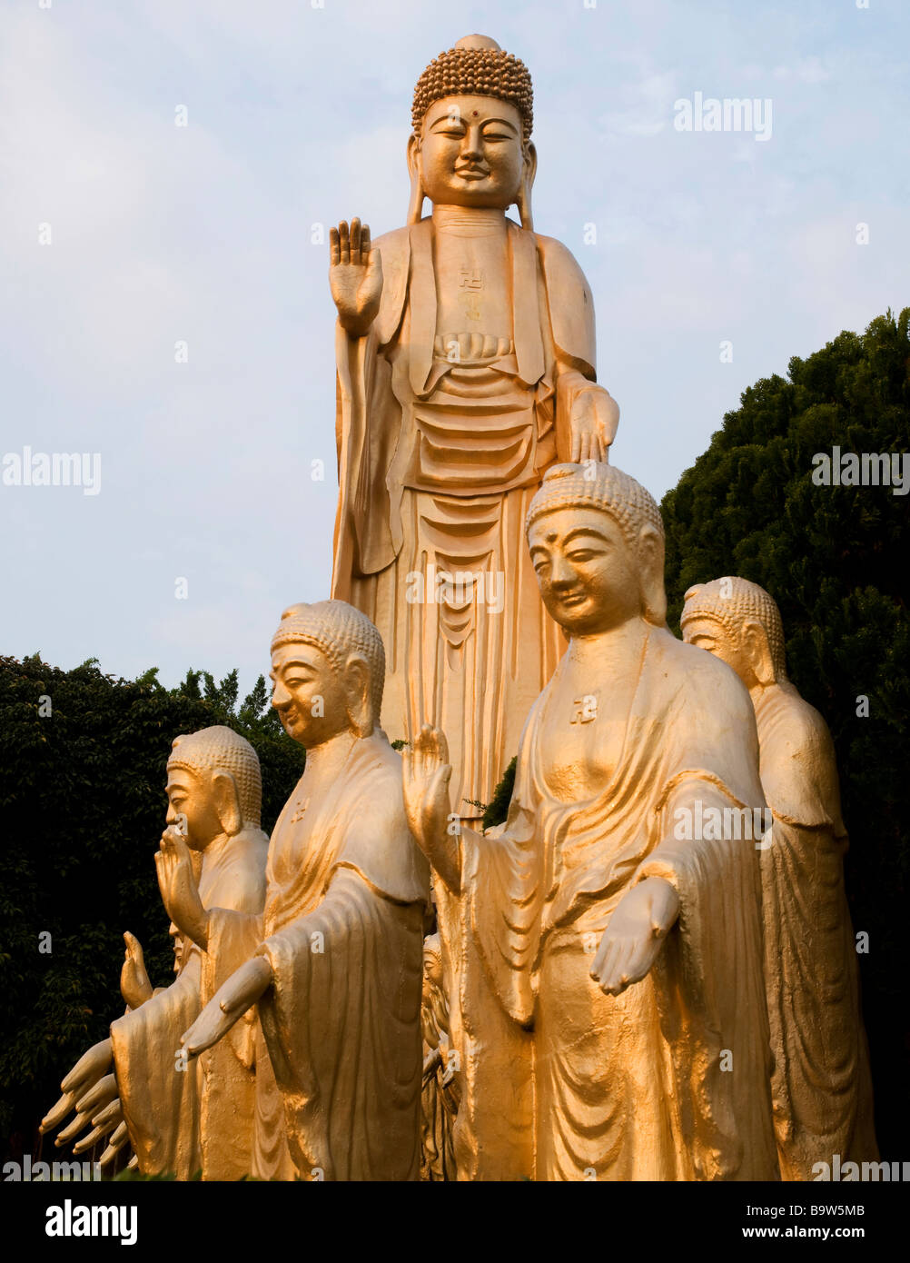 Statues de Bouddha Doré scintillant dans le paramètre e sun taïwanais sur la lumière de montagne de Bouddha Banque D'Images