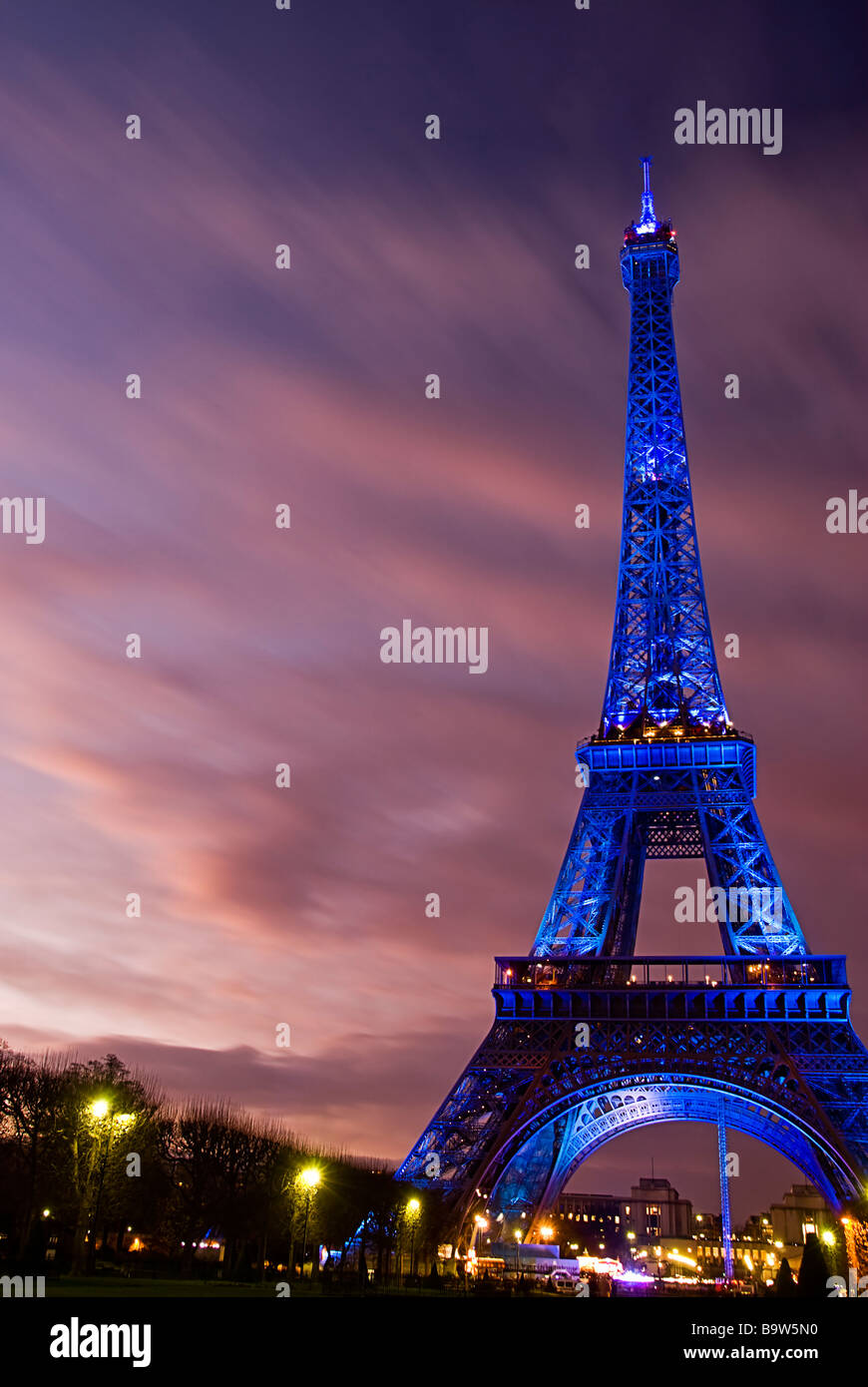Vue sur la Tour Eiffel illuminée en bleu affichant le symbole européen en raison de la présidence française de l'Union européenne Banque D'Images