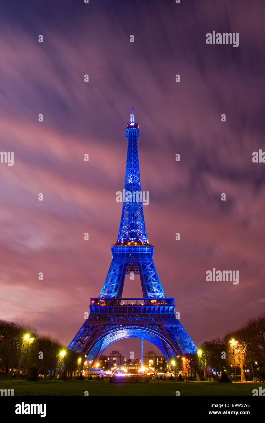 Vue sur la Tour Eiffel illuminée en bleu affichant le symbole européen en raison de la présidence française de l'Union européenne Banque D'Images