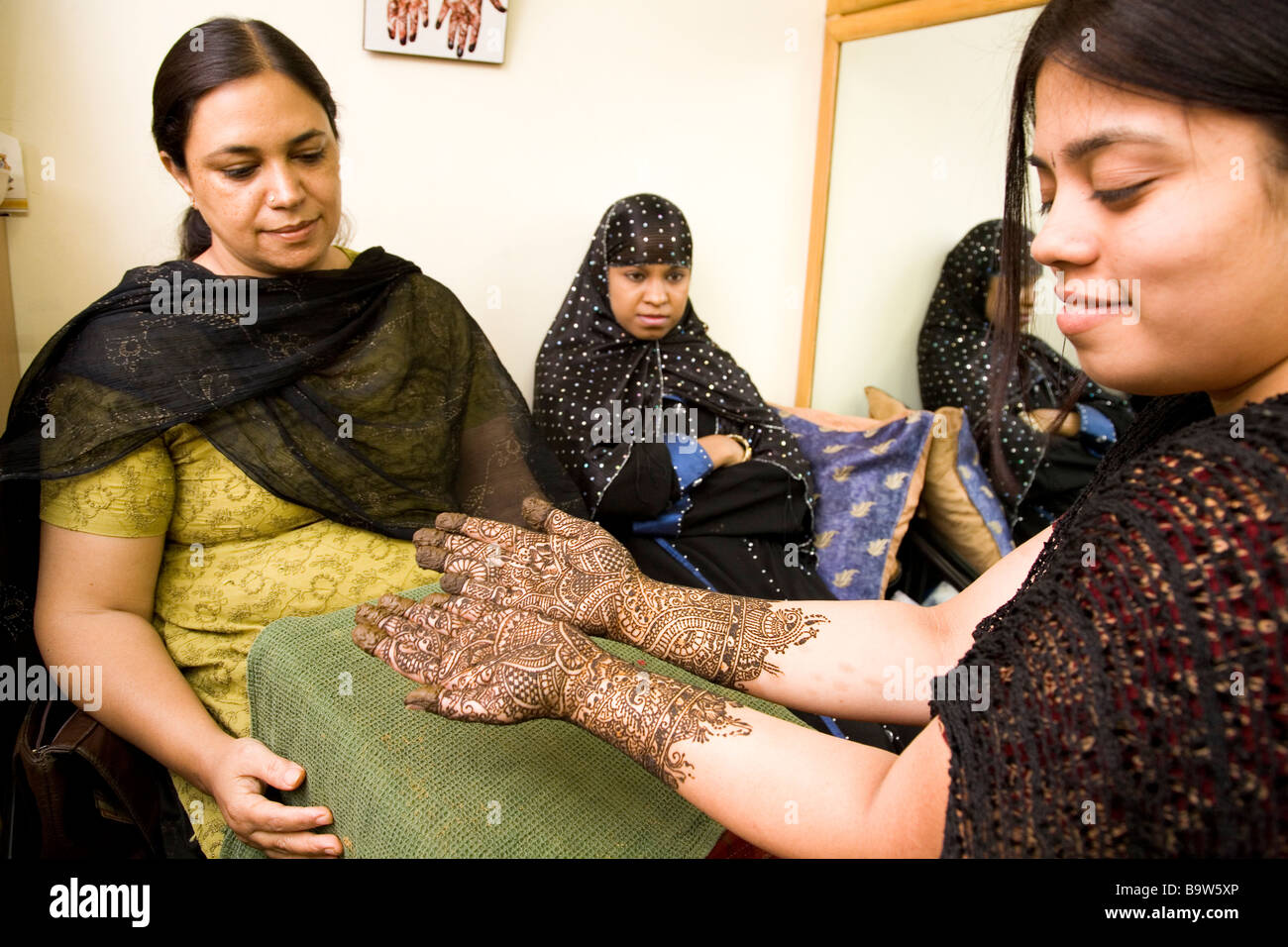 L'un des plus grands peintres mahendi Bangalore vient de terminer le henné modes sur une Rajastani les mains et les bras de la femme. Banque D'Images