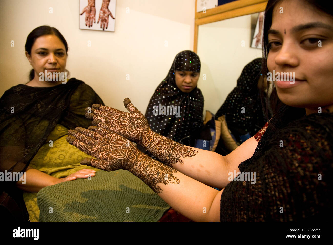 L'un des plus grands peintres mahendi Bangalore vient de terminer le henné modes sur une Rajastani les mains et les bras de la femme. Banque D'Images