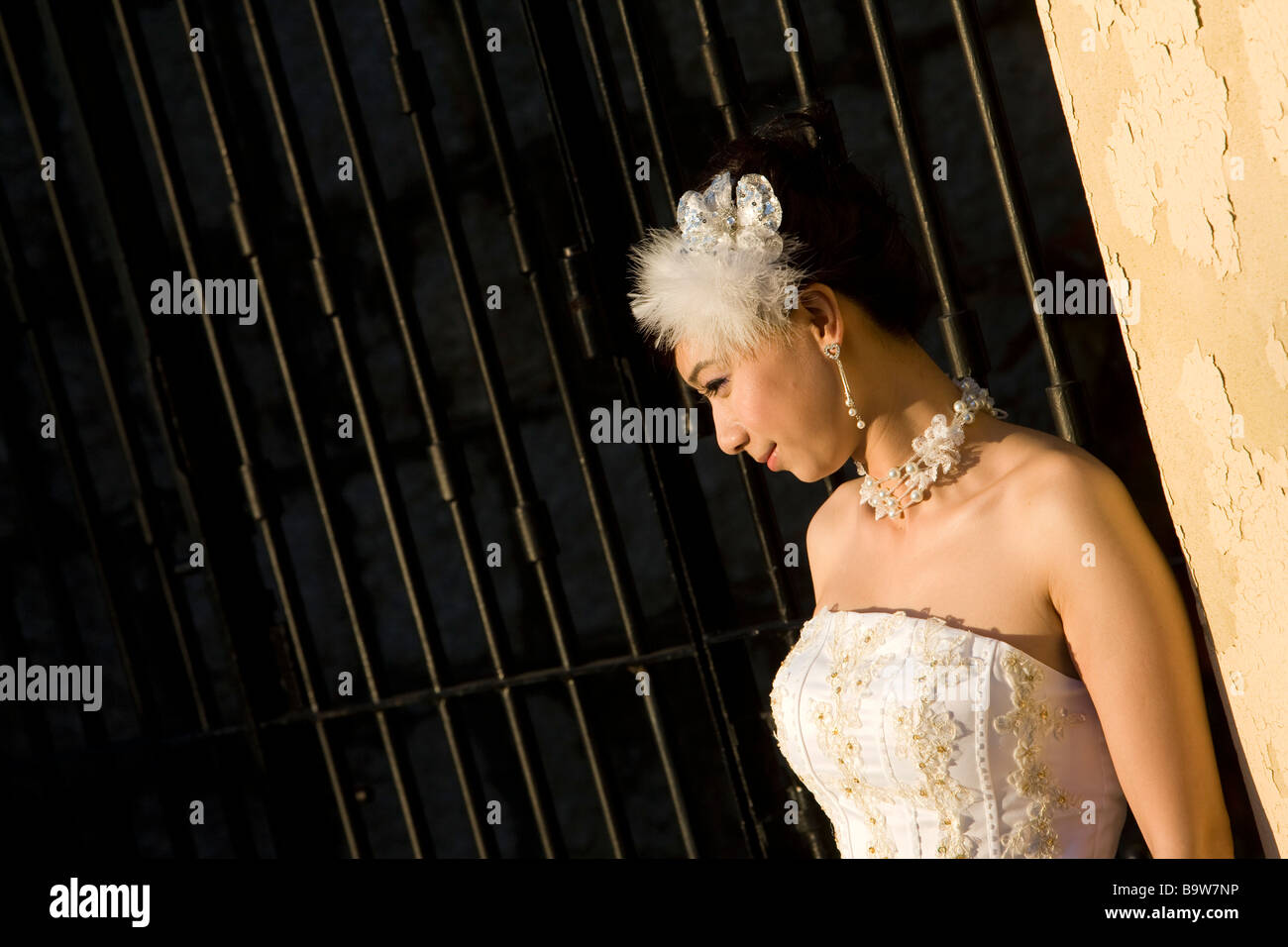 Mariée chinoise qui pose pour photos de mariage, Macao Banque D'Images