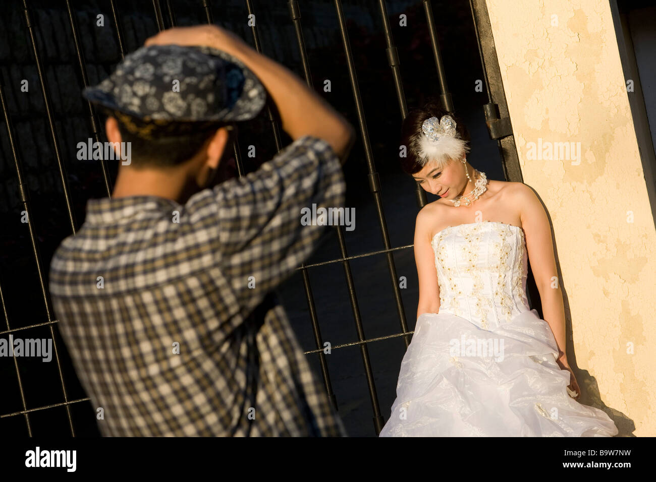 Mariée chinoise qui pose pour photos de mariage, Macao Banque D'Images
