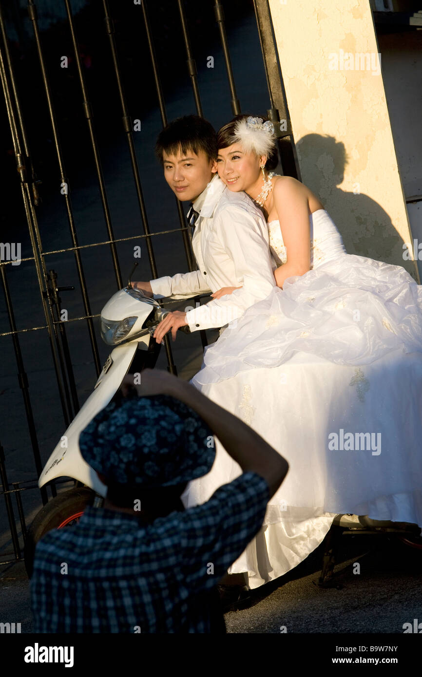 Couple chinois qui pose pour photos de mariage, Macao Banque D'Images