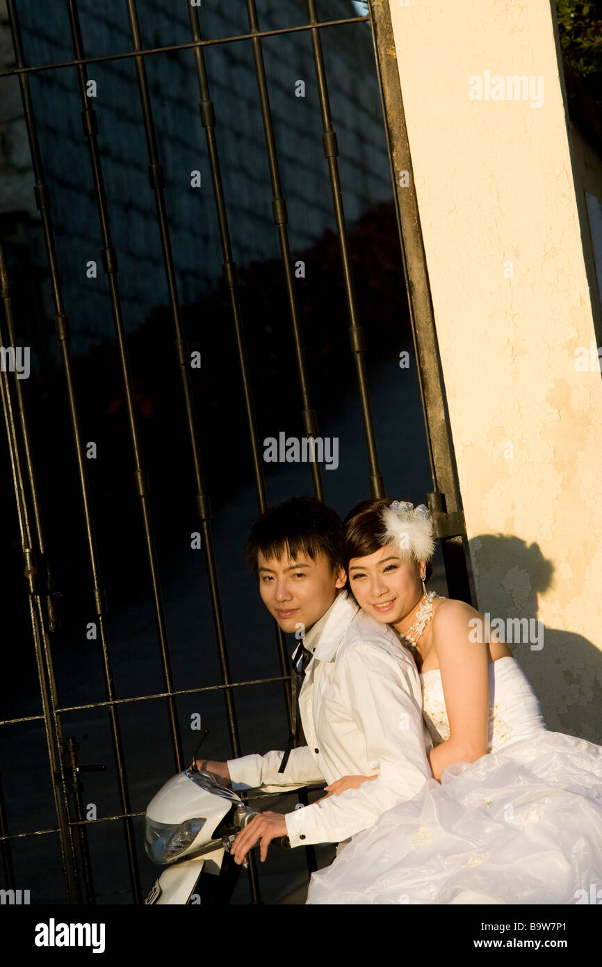 Couple chinois qui pose pour photos de mariage, Macao Banque D'Images