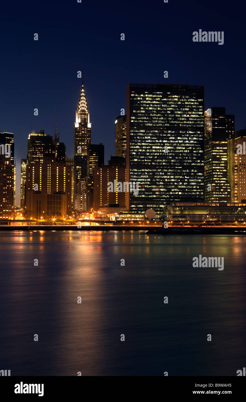 Les bâtiments DES NATIONS UNIES CHRYSLER MIDTOWN SKYLINE EAST RIVER MANHATTAN NEW YORK USA Banque D'Images