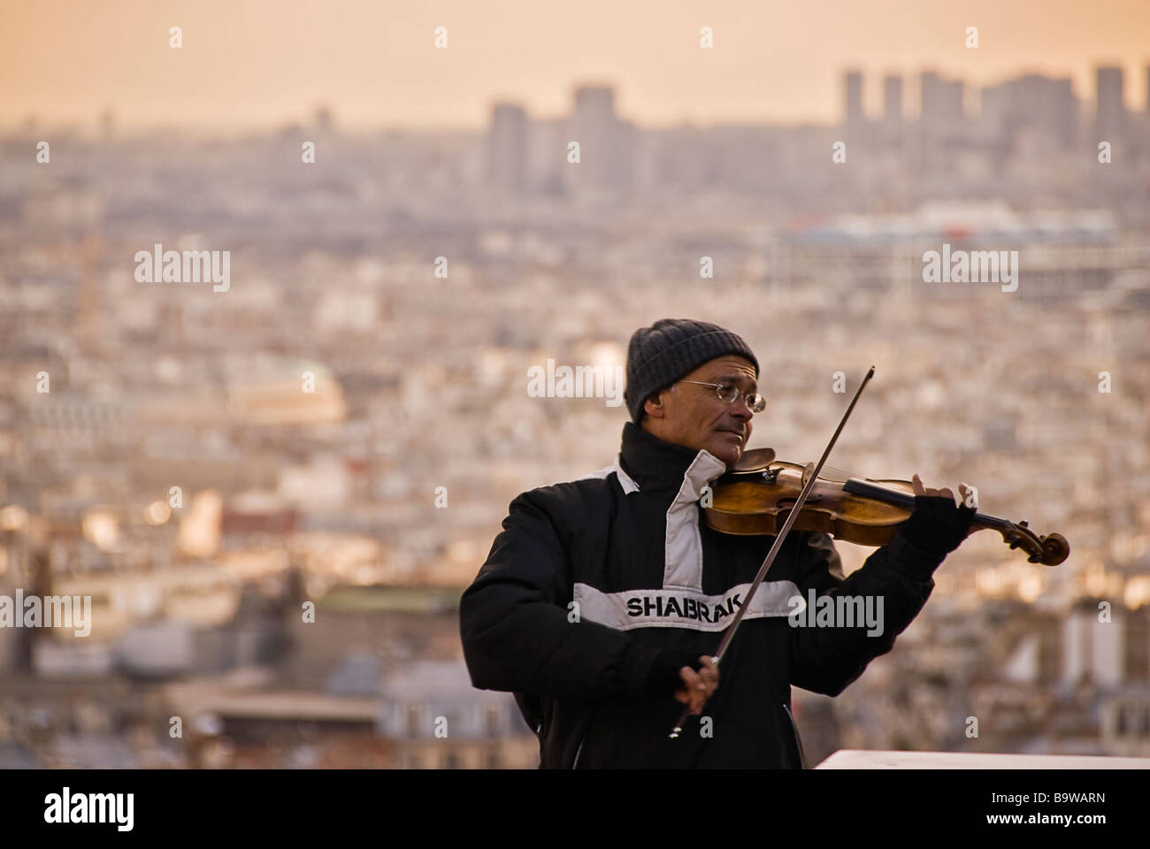 Sur Paris derrière un street musician playing violing en face de la Basilique du Sacré-Cœur, Montmartre, Paris, France, Europe Banque D'Images