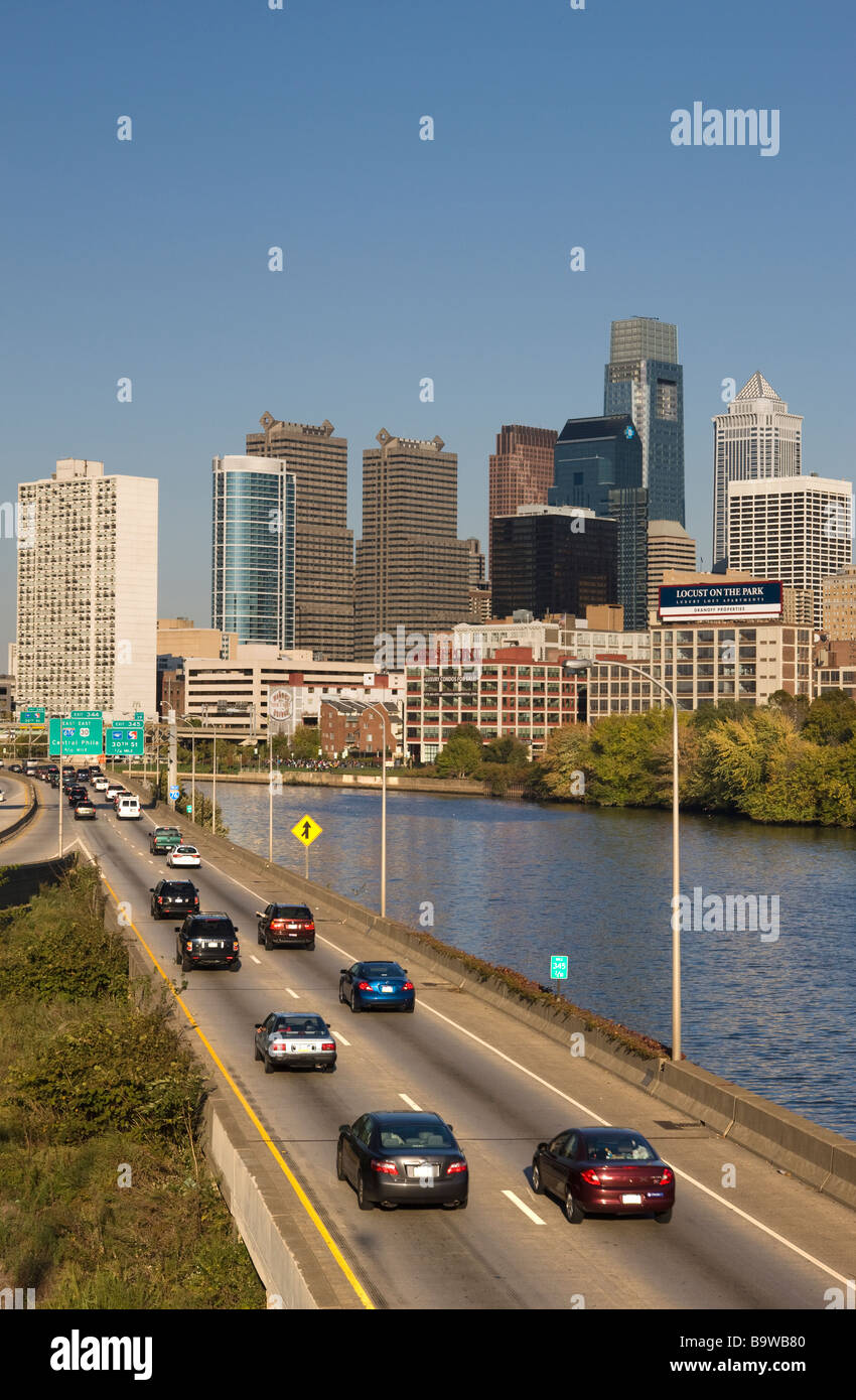 La route I-76 Schuylkill Expressway SCHUYLKILL RIVER sur le centre-ville de Philadelphie, en Pennsylvanie USA Banque D'Images