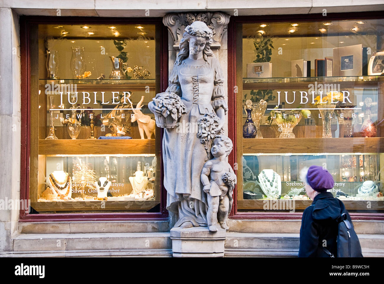 Femme passant par un bijoux dans la vieille ville de Varsovie, Pologne, Europe Banque D'Images