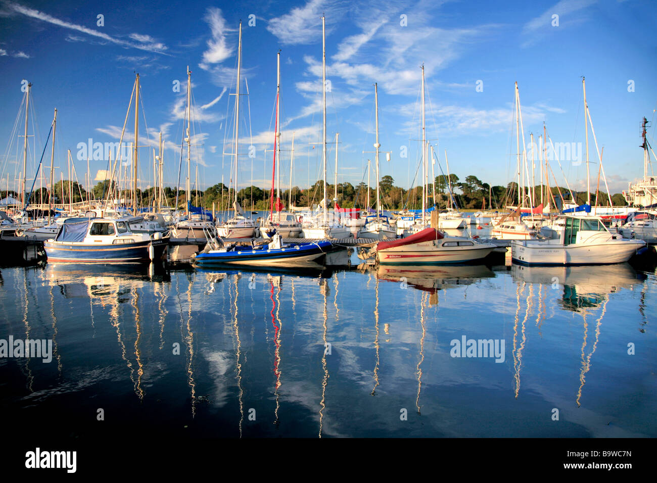 Voiliers dans le port de Lymington Lymington ville comté de Hampshire England UK Banque D'Images