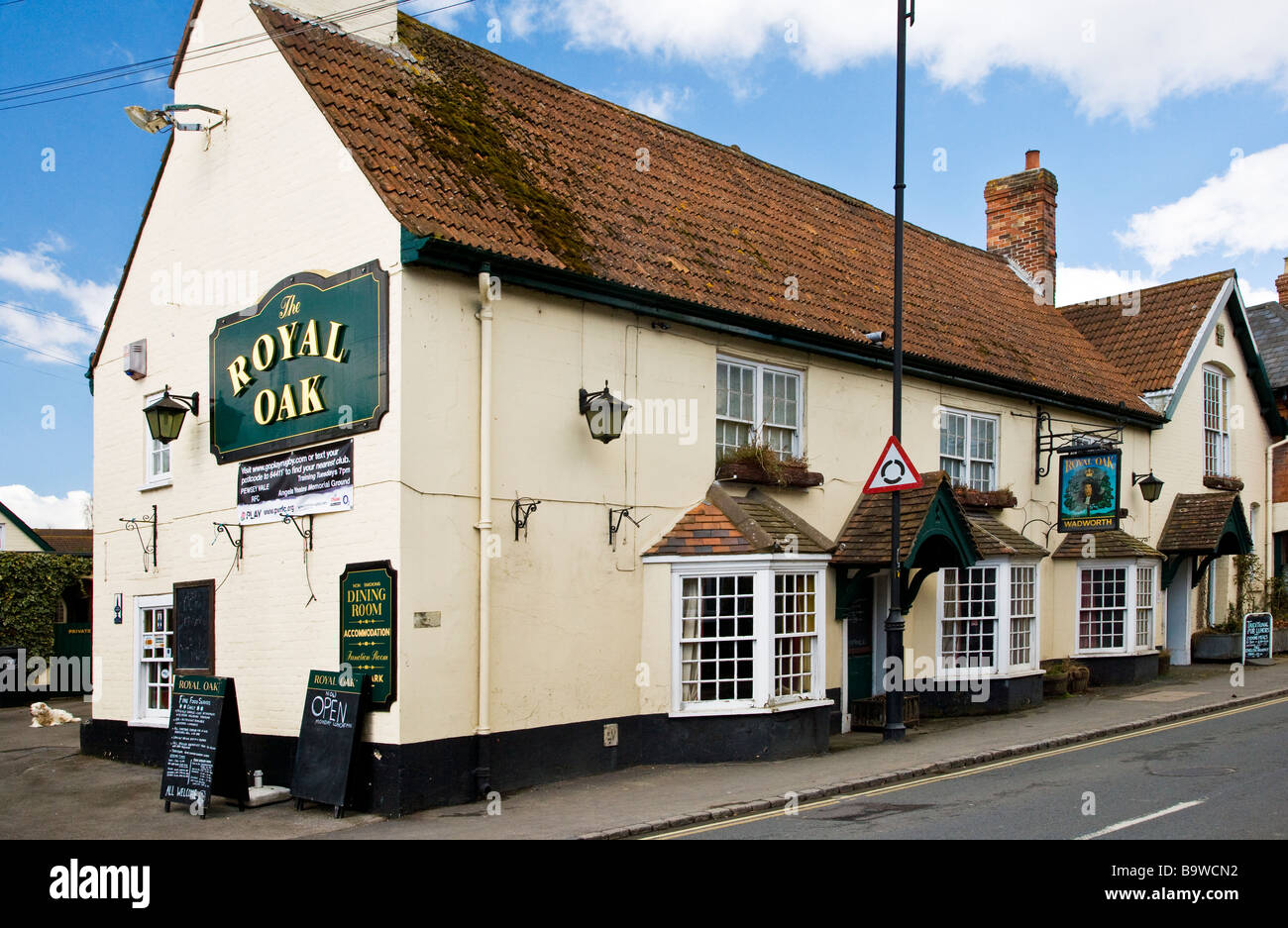 Un pub anglais traditionnel typique de pays ou d'une auberge dans le village de Pewsey Wiltshire England UK Banque D'Images