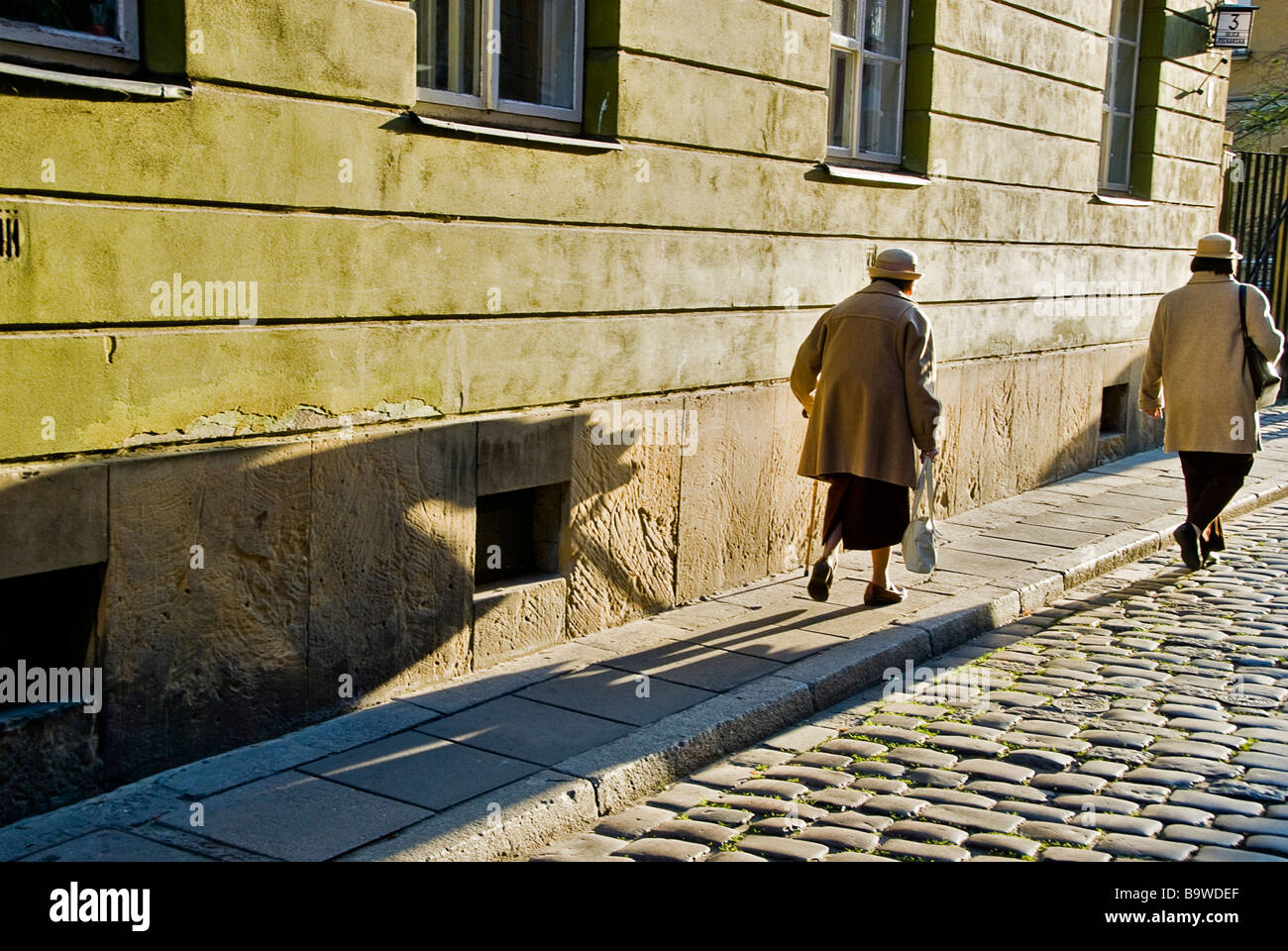 La femme marche dans les rues de la vieille ville de Varsovie au coucher du soleil, Varsovie, Pologne, Europe. Banque D'Images