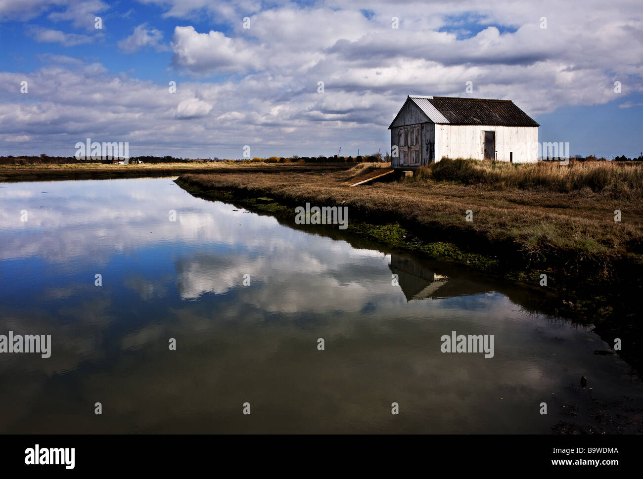 Un hangar à bateaux sur l'île près de schorres Wallasea dans l'Essex. Banque D'Images