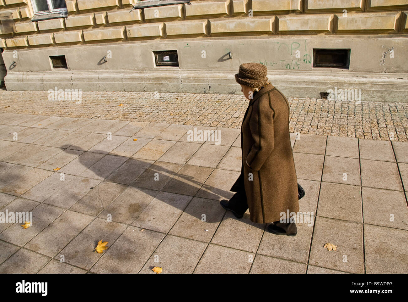 Femme marche dans les rues de la vieille ville de Varsovie le matin, Varsovie, Pologne, Europe. Banque D'Images