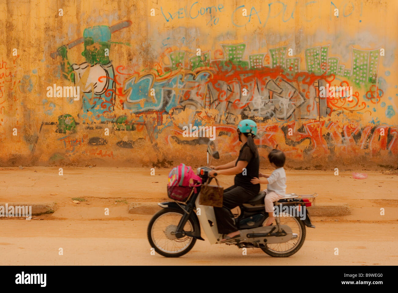 La mère et l'enfant vietnamien s'émerveiller devant l'art d'artistes locaux, de son La, Vietnam Banque D'Images