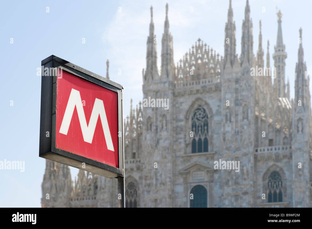 Signe de métro en face de la façade de la cathédrale du Duomo, la Piazza del Duomo, Milan, Lombardie, Italie Banque D'Images
