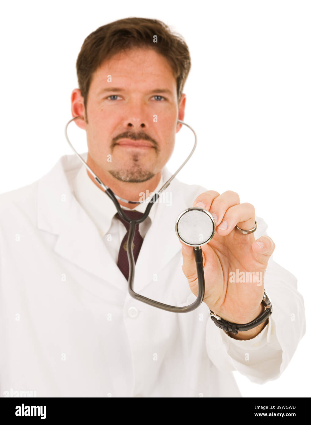 Doctor holding stethoscope sa faible profondeur de champ avec l'accent sur main tenant la fin de stéthoscope Banque D'Images