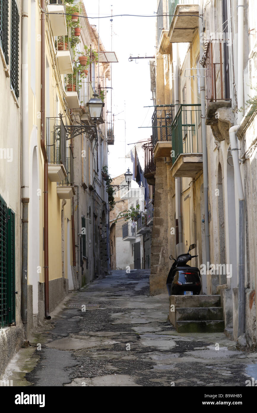 Rue étroite dans le village de Pizzo Calabre Italie Einkaufsgasse Dorf Pizzo Calabrie Süditalien Italien Banque D'Images