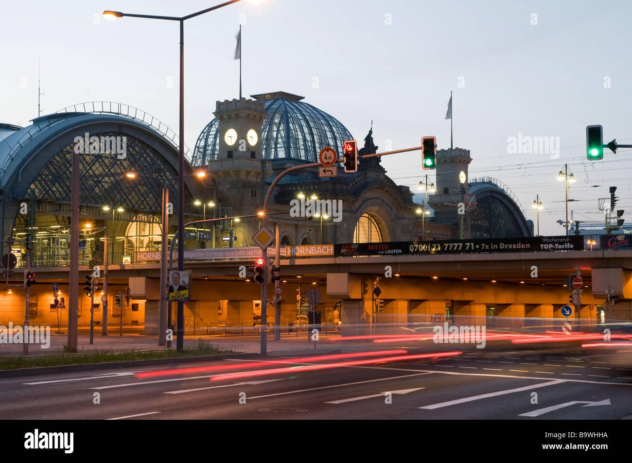 Bei Dämmerung Hauptbahnhof Dresden Sachsen Deutschland Dresden Allemagne gare principale au crépuscule Banque D'Images