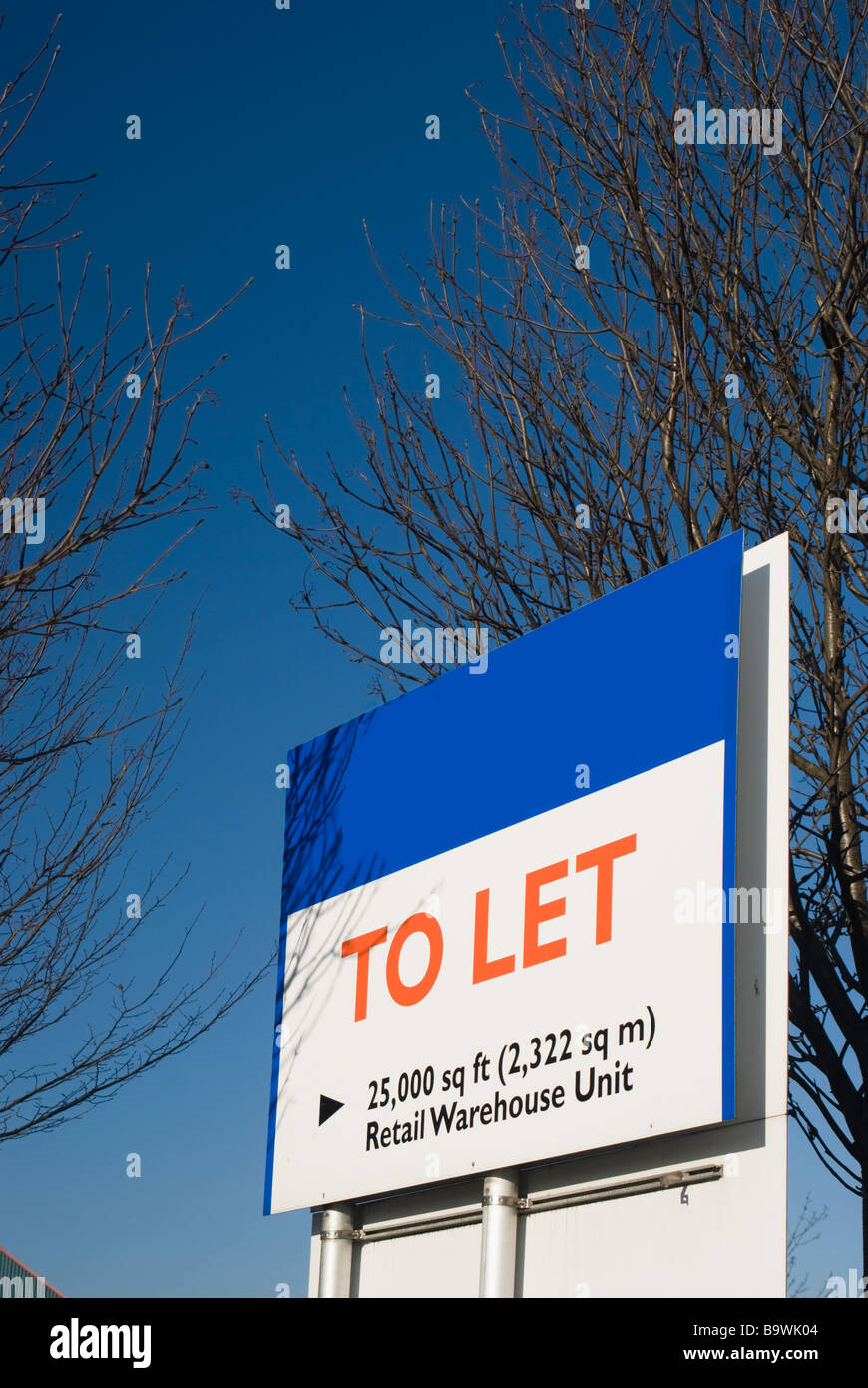 Entrepôt de détail soit par le signe de l'unité contre un ciel bleu Banque D'Images