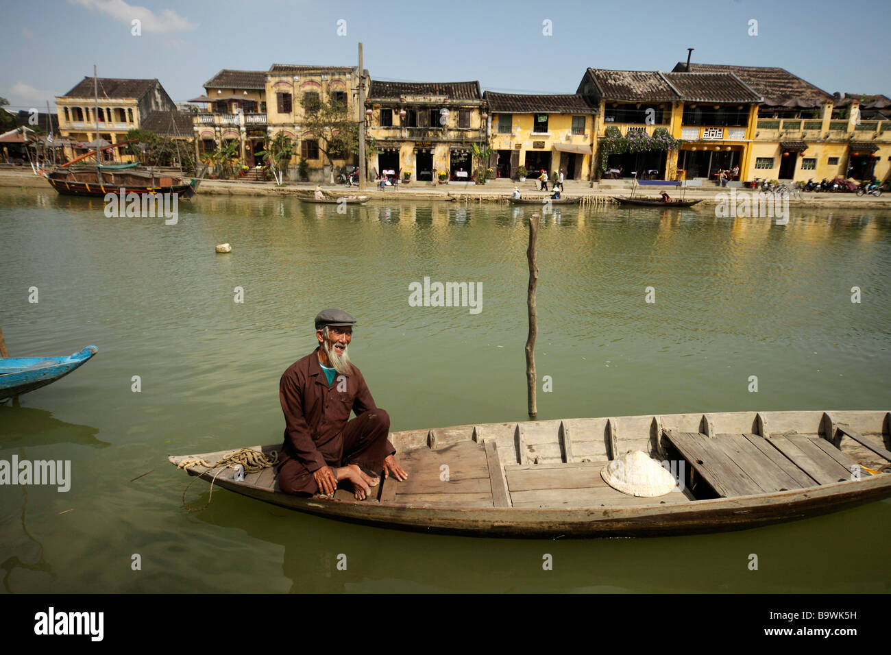 Vieil homme sur un bateau à rames sur la rivière Thu Bon à Hoi An Vietnam Banque D'Images
