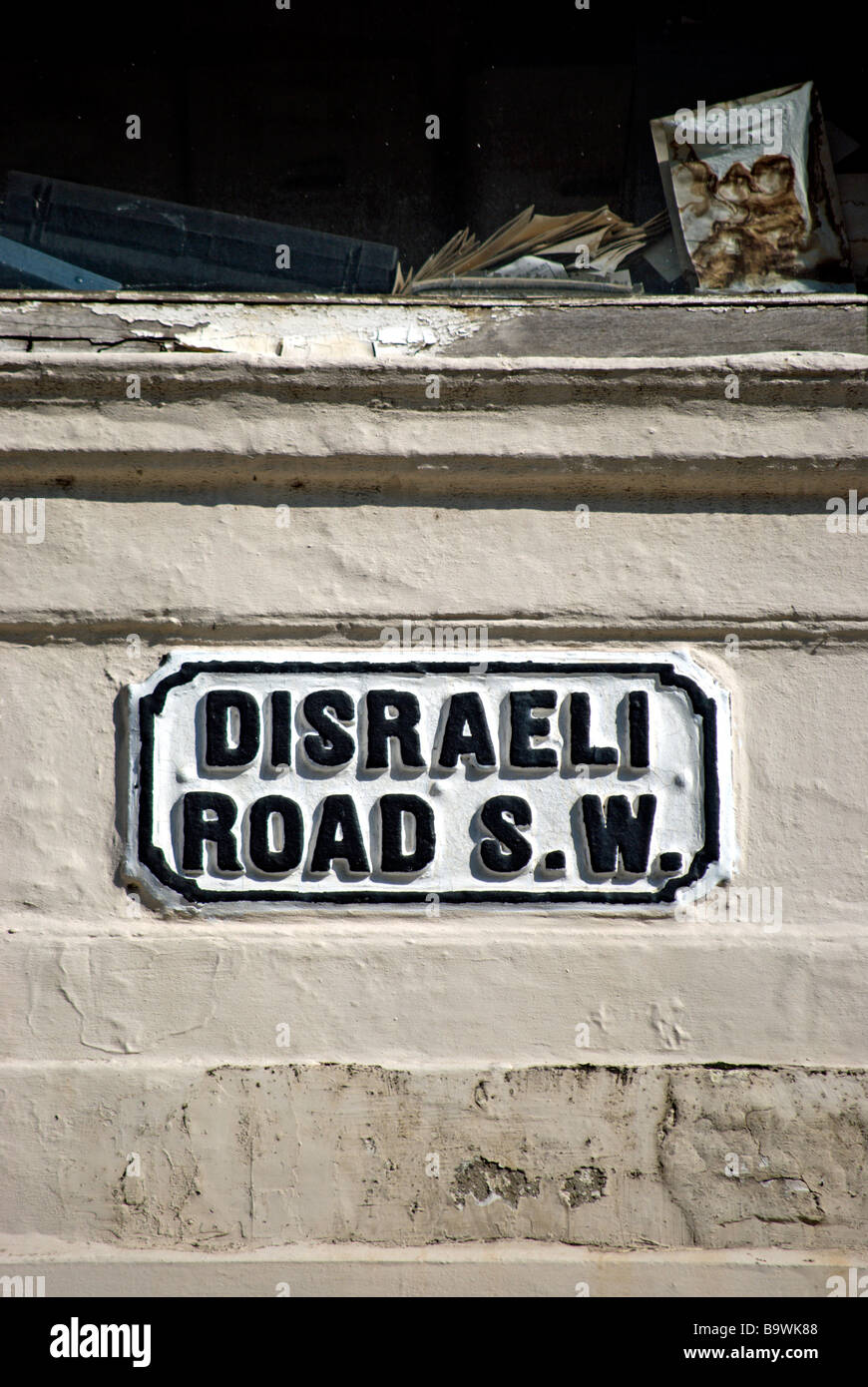 Style ancienne plaque de rue de Londres, n'ayant pas achevé leur code postal, pour disraeli road, Putney, sud-ouest de Londres, Angleterre Banque D'Images