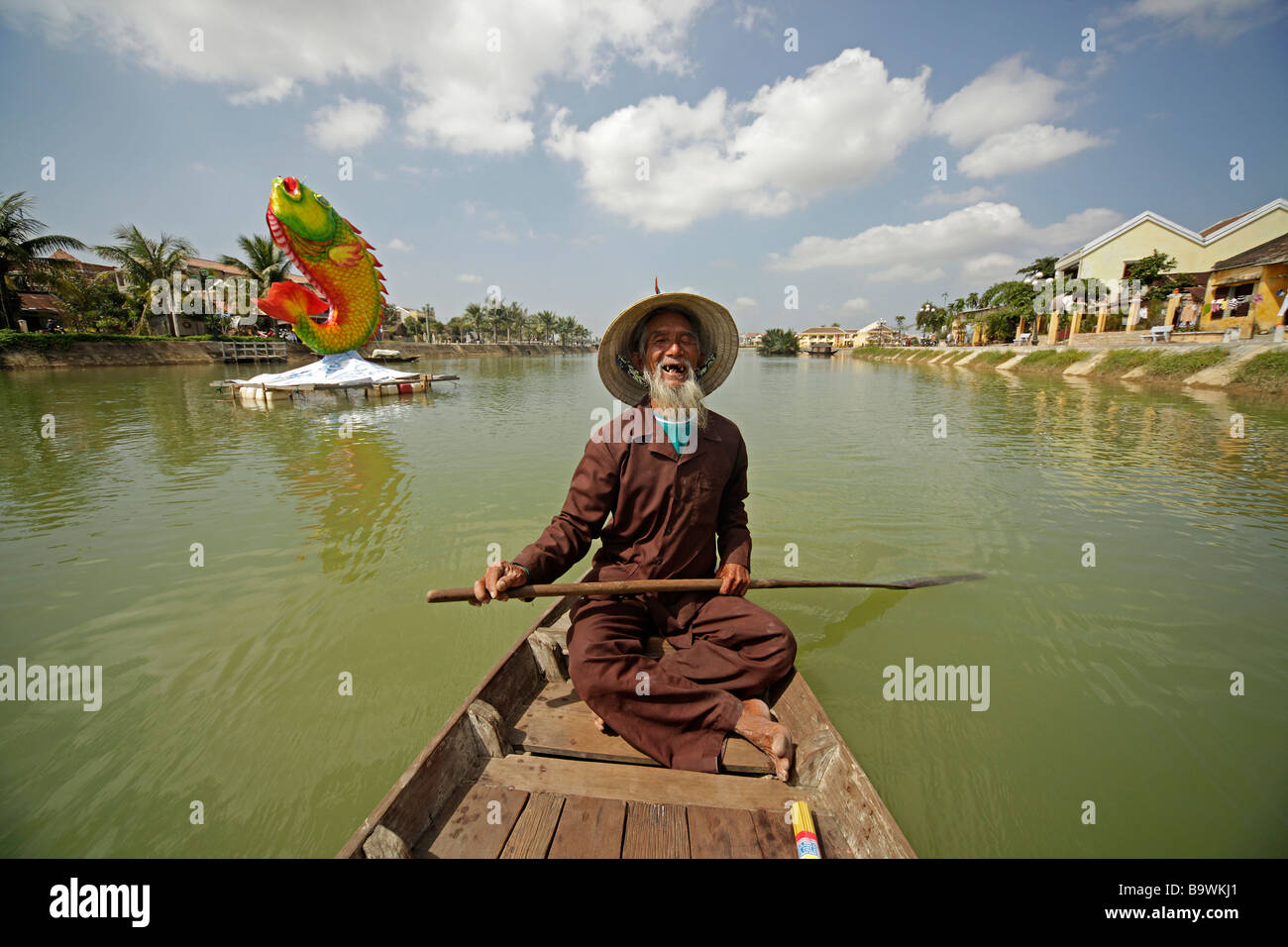 Vieil homme sur un bateau à rames sur la rivière Thu Bon à Hoi An Vietnam Banque D'Images