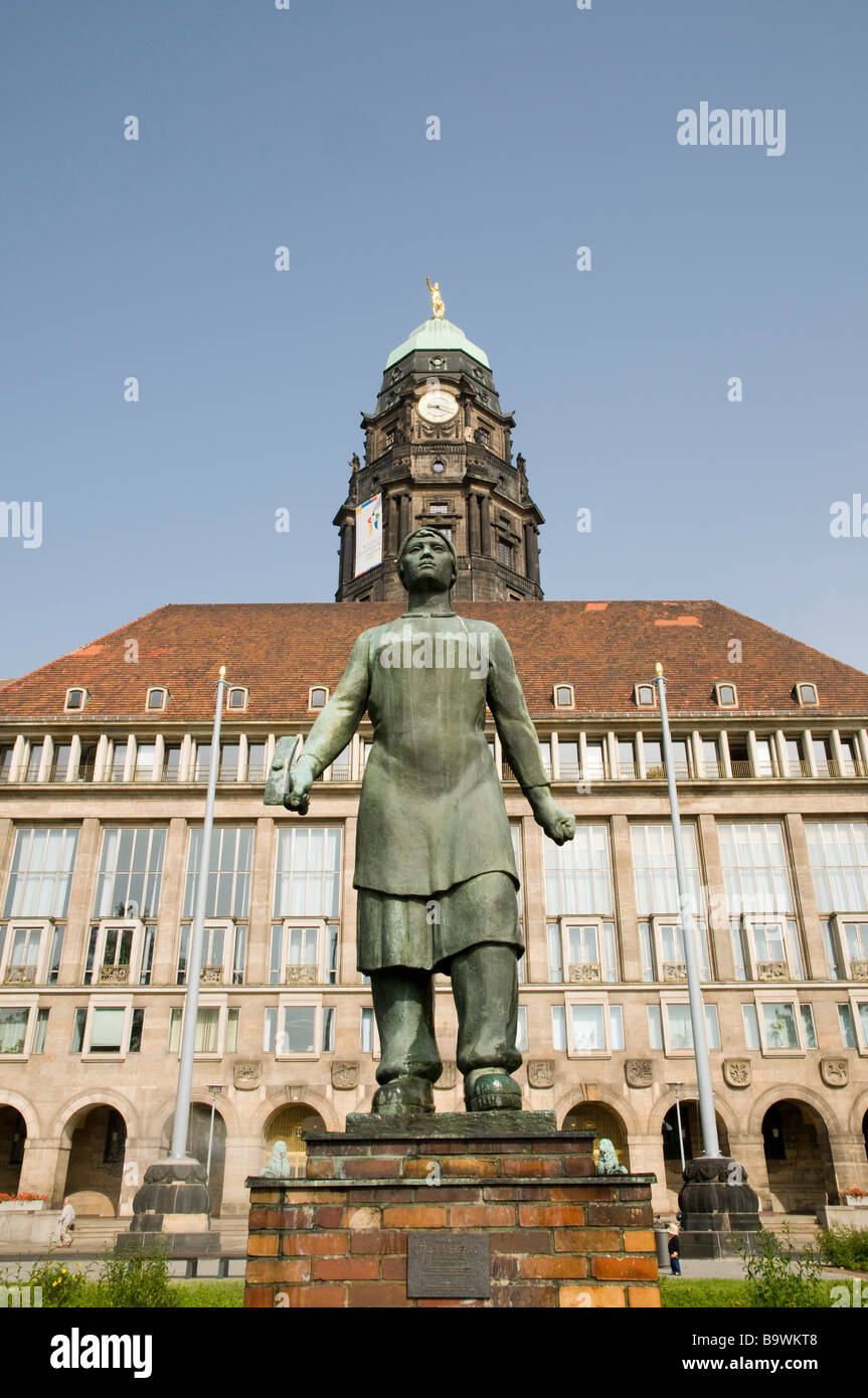 Dresde Allemagne vieille ville Trümmerfrau memorial en face de New Castle Banque D'Images