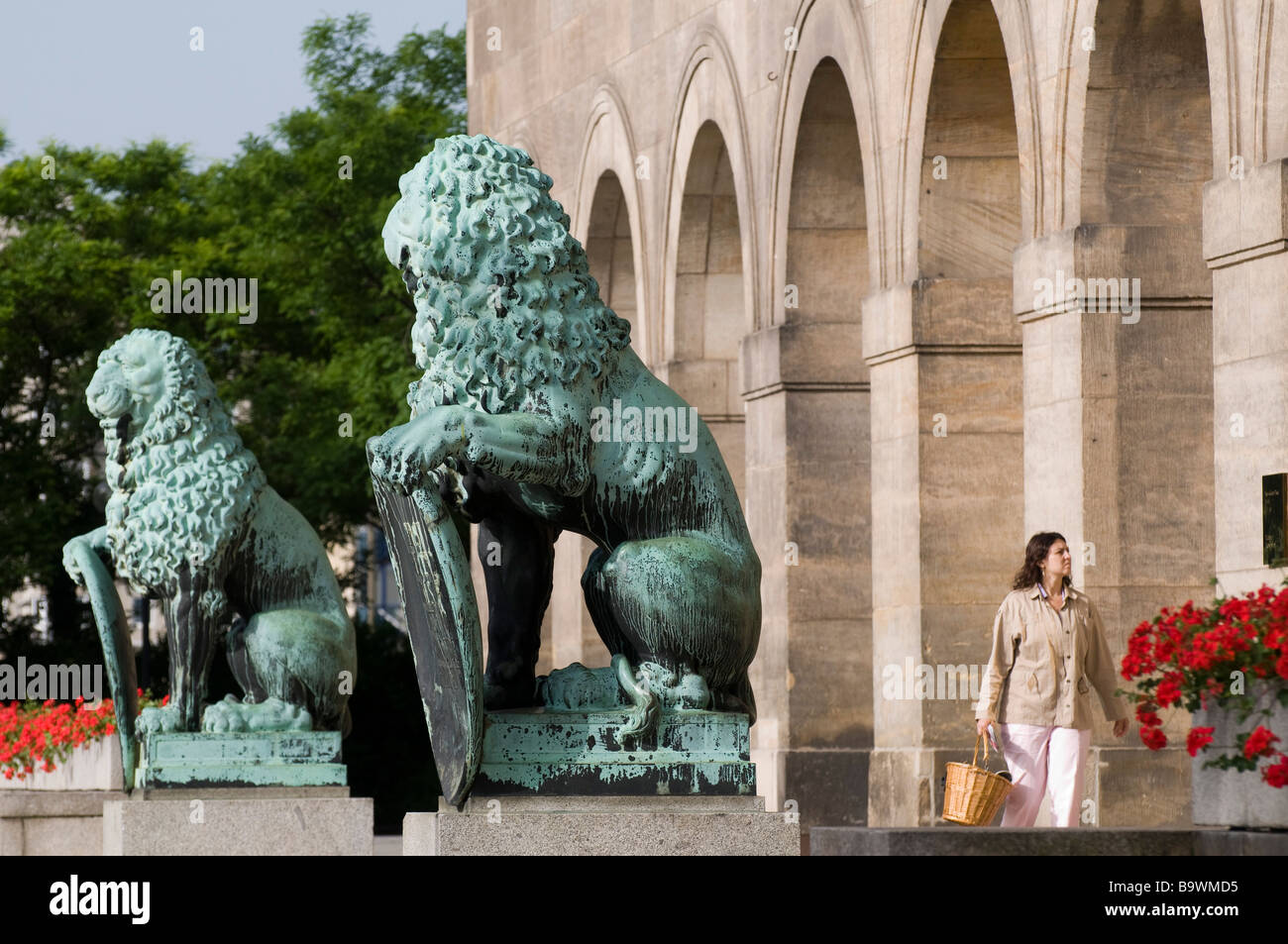 La vieille ville de Dresde en Allemagne les lions à l'avant de la nouvelle Guildhall Banque D'Images