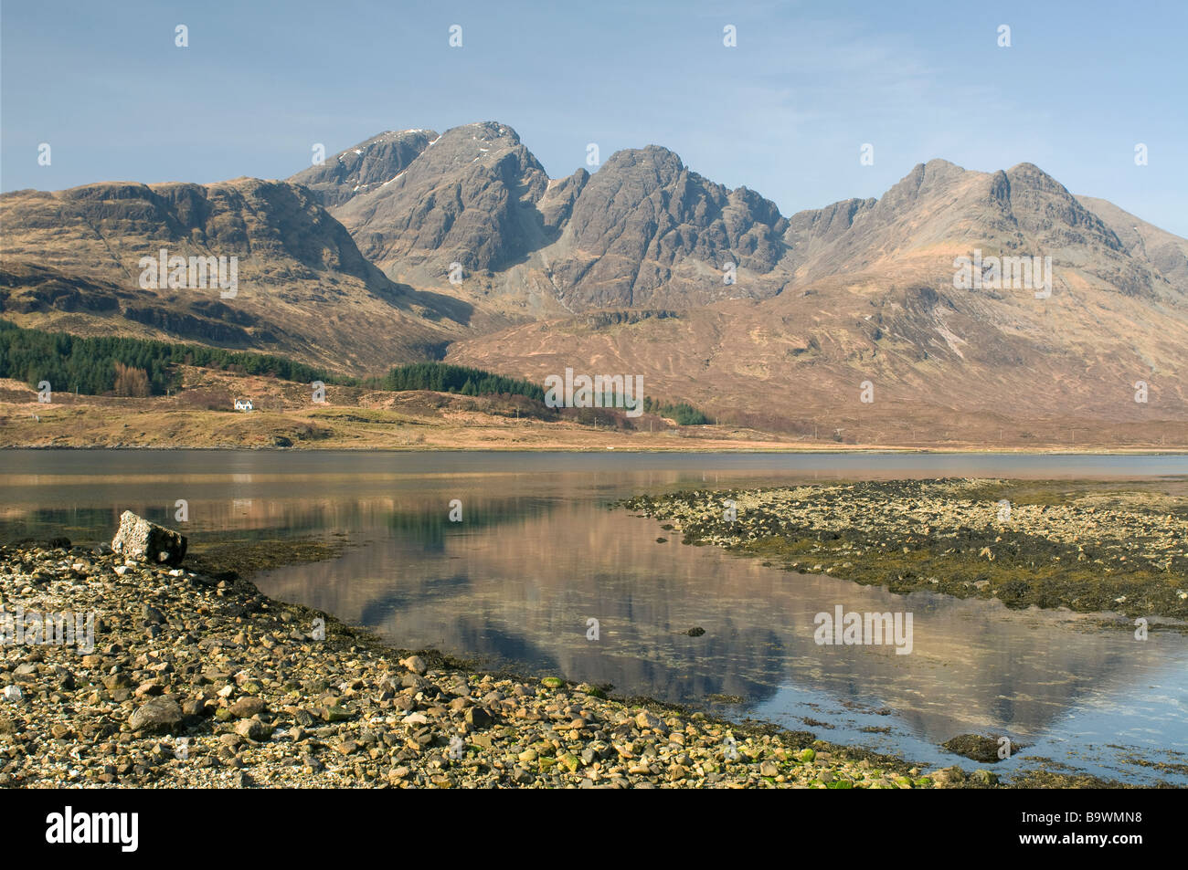 Loch Slapin avec le Selkirk Arms et les montagnes Cullin noir au-delà de Ile de Skye Highlands écossais 2240 SCO Banque D'Images