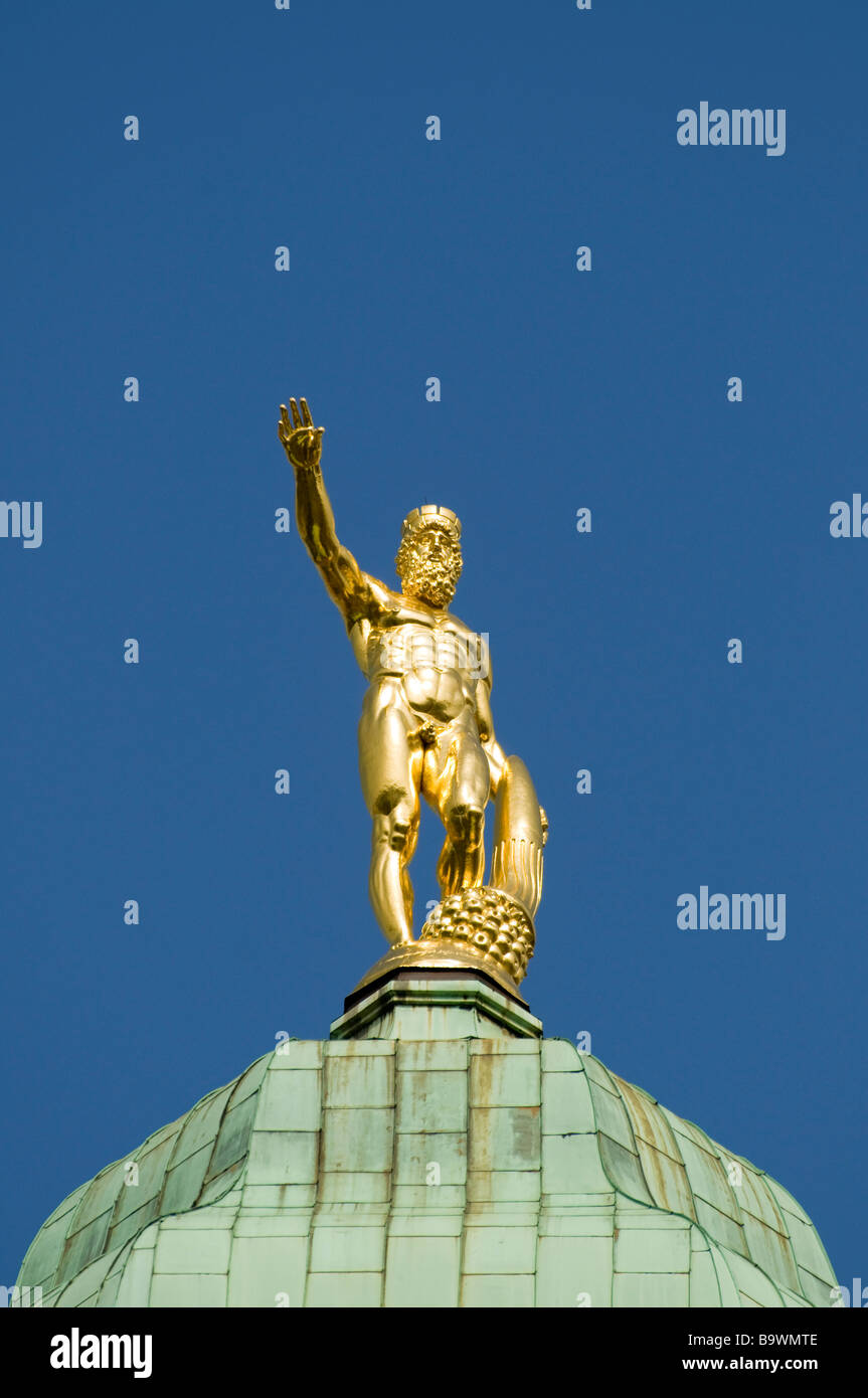 La vieille ville de Dresde Allemagne golden figure sur la nouvelle tour guildhall Banque D'Images