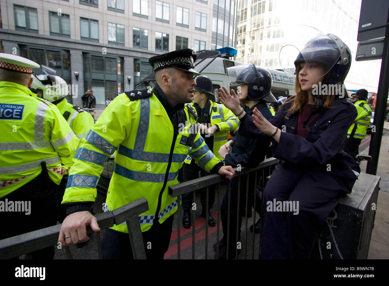 G20 de Londres de démonstration agent de police en question en dehors de l'espace de démonstration pirate de RBS Royal Bank of Scotland Banque D'Images