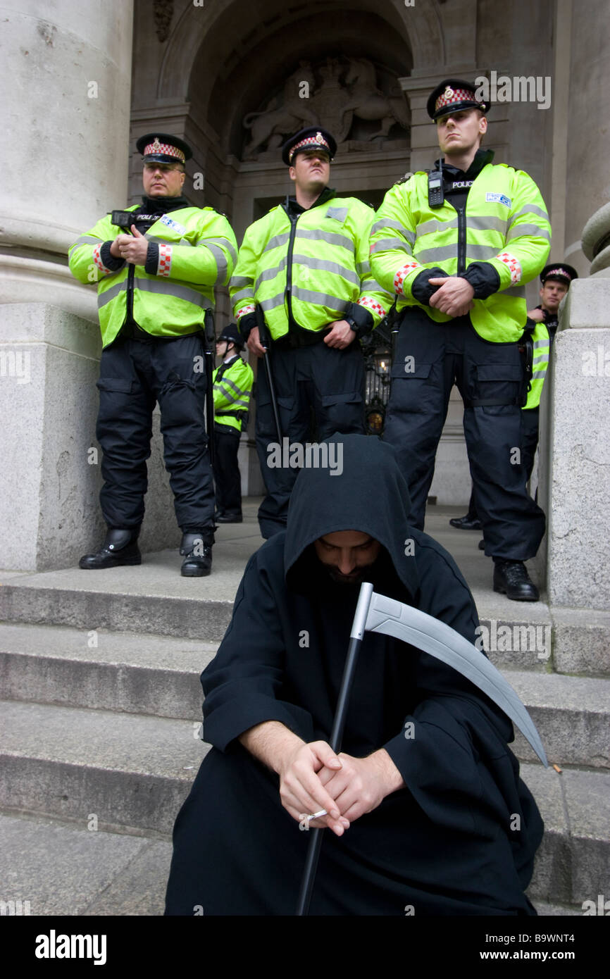 Manifestation du G20 des officiers de police derrière la faucheuse sinistre pendant, protestation contre la politique économique et les primes des banquiers, Londres Royaume-Uni Banque D'Images