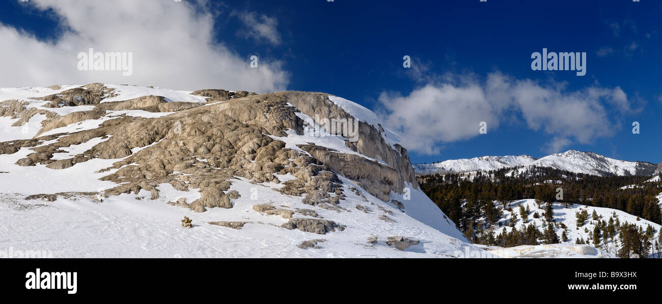 Ciel bleu et nuages blancs au monticule inactif terrasse à Mammoth Hot Springs Yellowstone Park Banque D'Images