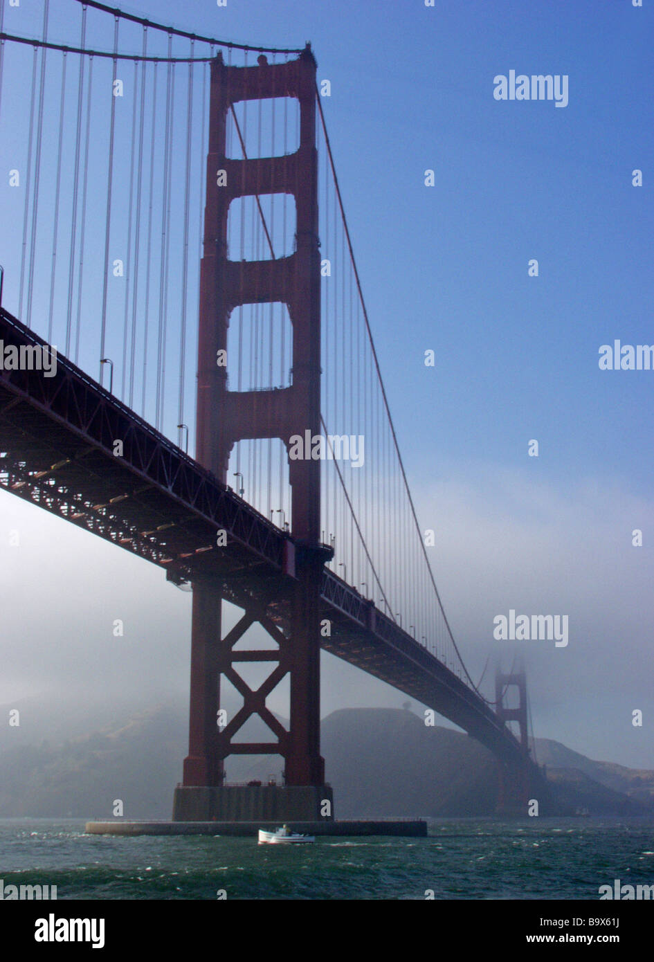 Golden Gate Bridge à partir de fort point sur une journée d'été typique avec le brouillard du Pacifique, sur les rails de la baie de San Francisco Banque D'Images