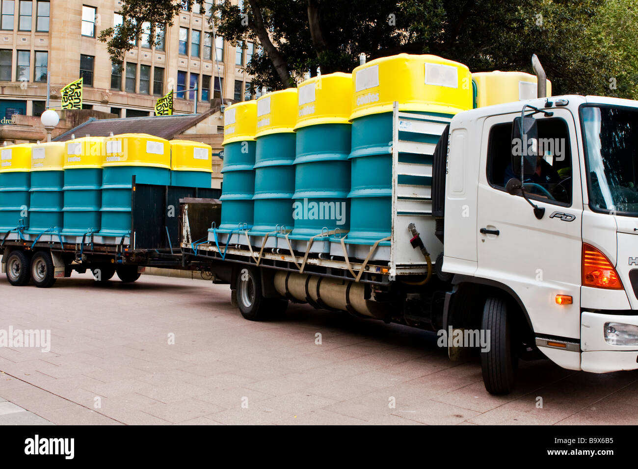Un camion chargé de "Port-a-loo' toilettes portables Banque D'Images