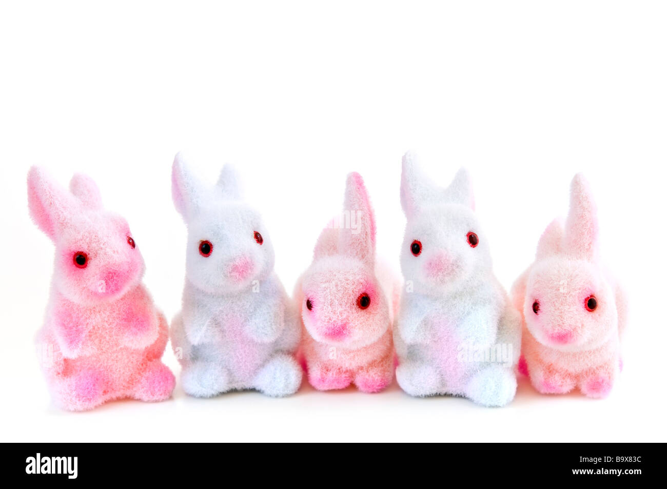 Mignon lapin de Pâques jouets isolé sur fond blanc Banque D'Images