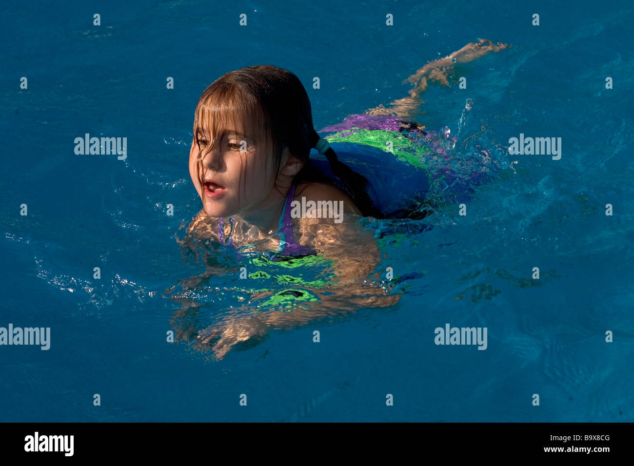 5 year old girl swimming in pool Banque D'Images