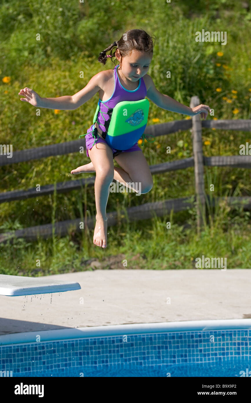 5 ans, fille de sauter dans une piscine de plongée Photo Stock Alamy