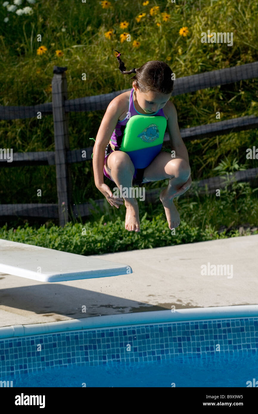 5 ans, fille de sauter dans une piscine de plongée Photo Stock Alamy