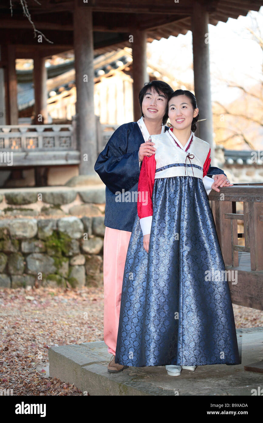 En couple une robe traditionnelle coreenne Photo Stock Alamy