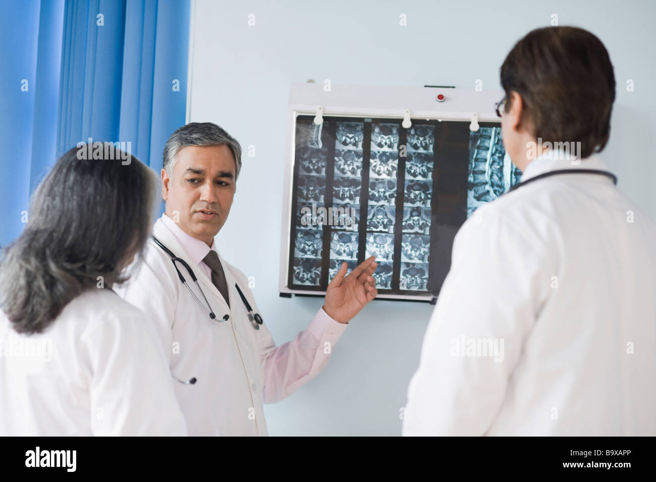 Les médecins l'examen d'une x-ray report Banque D'Images