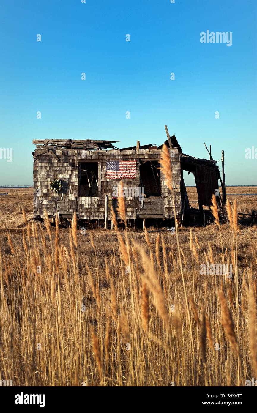 Ruiné et abandonné shack avec drapeau américain et couronne de Noël Banque D'Images