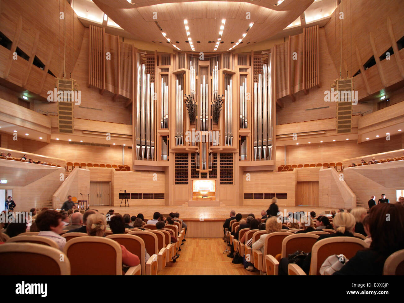 Avant les concerts de musique pour orgue dans la Maison internationale de la musique. 10 octobre 2008 à Moscou, Russie. Salle de concert avec orgue Banque D'Images
